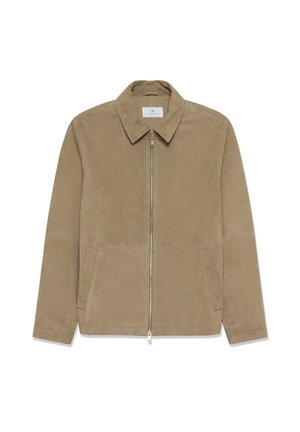 Veste en daim beige avec un col, une fermeture éclair à l'avant, deux poches latérales et une texture lisse.