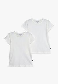 To hvide bomulds t-shirts med korte ærmer, rund hals og bølgede kanter. Hver t-shirt har et mærke på den nederste side.