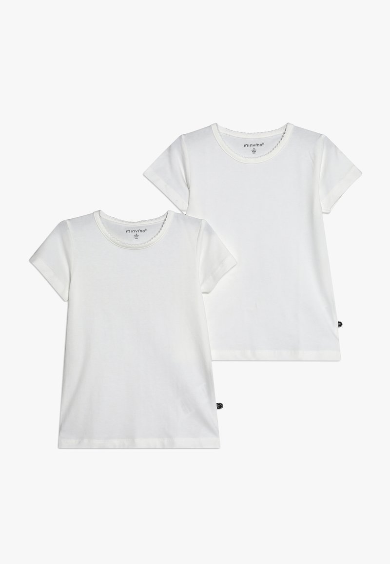 To hvide bomulds t-shirts med korte ærmer, rund hals og bølgede kanter. Hver t-shirt har et mærke på den nederste side.