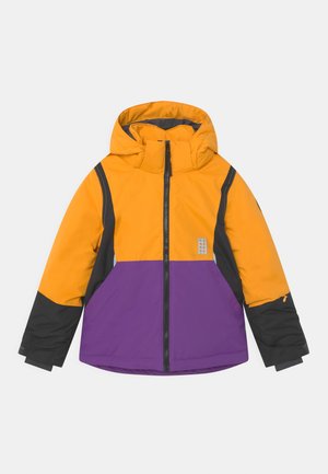 Dětská zimní bunda s oranžovým vrškem, fialovým spodním dílem, černými rukávy a boky, přední zip a připojená kapuce.
