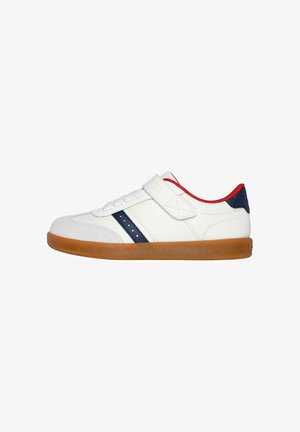 Zapatilla blanca con una franja lateral en azul marino y acentos rojos. Presenta una correa de Velcro, puntera redonda, paneles perforados y una suela de goma.