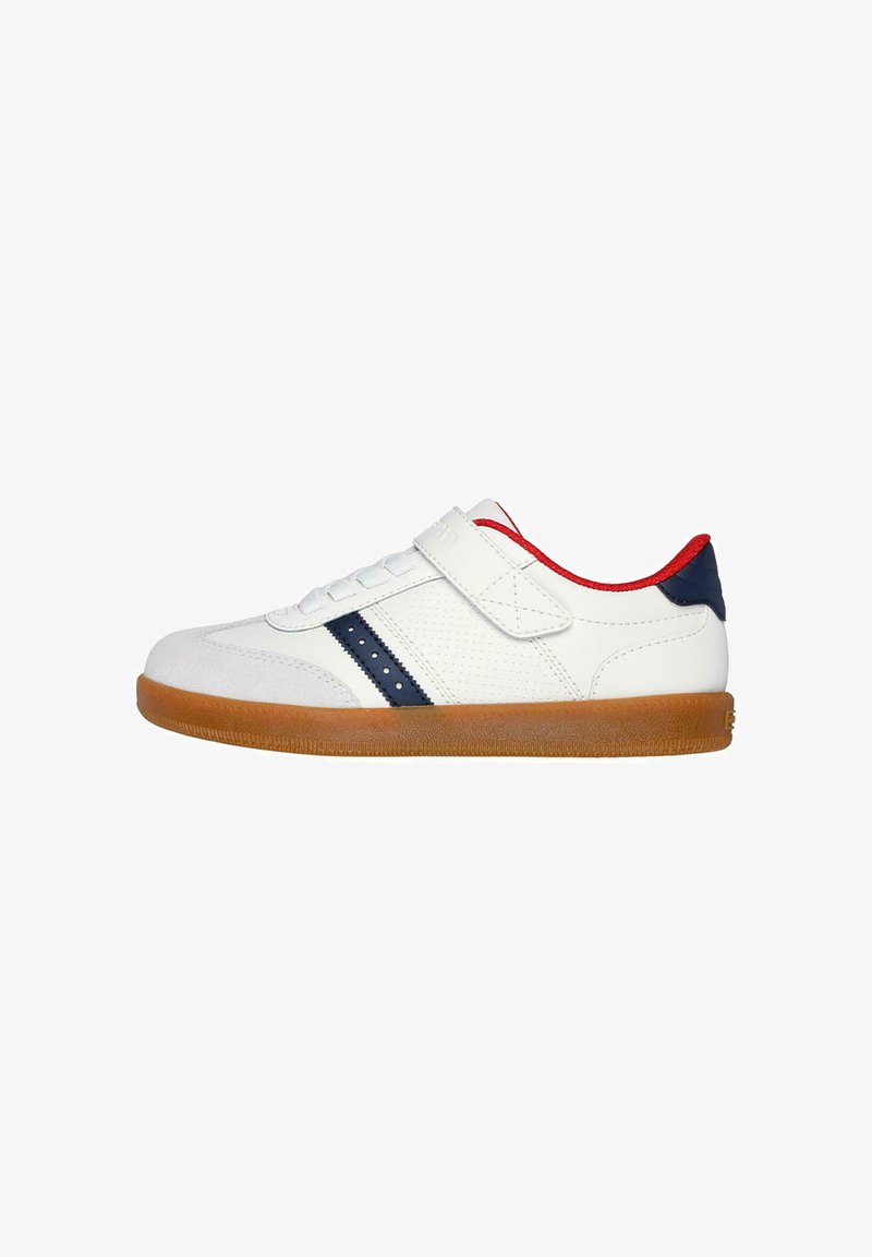 Zapatillas deportivas blancas con diseño perforado, rayas azul marino, detalles en rojo, cierre de velcro y suela de caucho color goma.