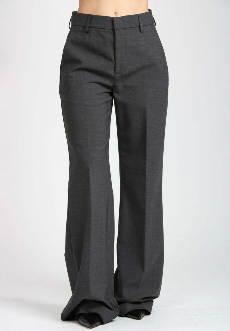 Pantaloni grigi a vita alta con vita aderente, design a gamba larga, pinces e texture liscia. Rifiniti con un frontale pulito e una piega sottile.