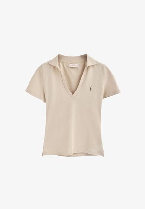 Polo in cotone beige con scollo a V, maniche corte e un piccolo logo ricamato sul lato sinistro del petto. Tessuto morbido, vestibilità casual.