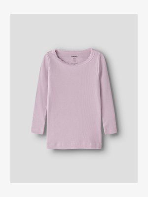 Top de manga larga acanalado en rosa claro con un escote ondulado. Textura suave, forma ajustada y sin patrones ni detalles visibles.