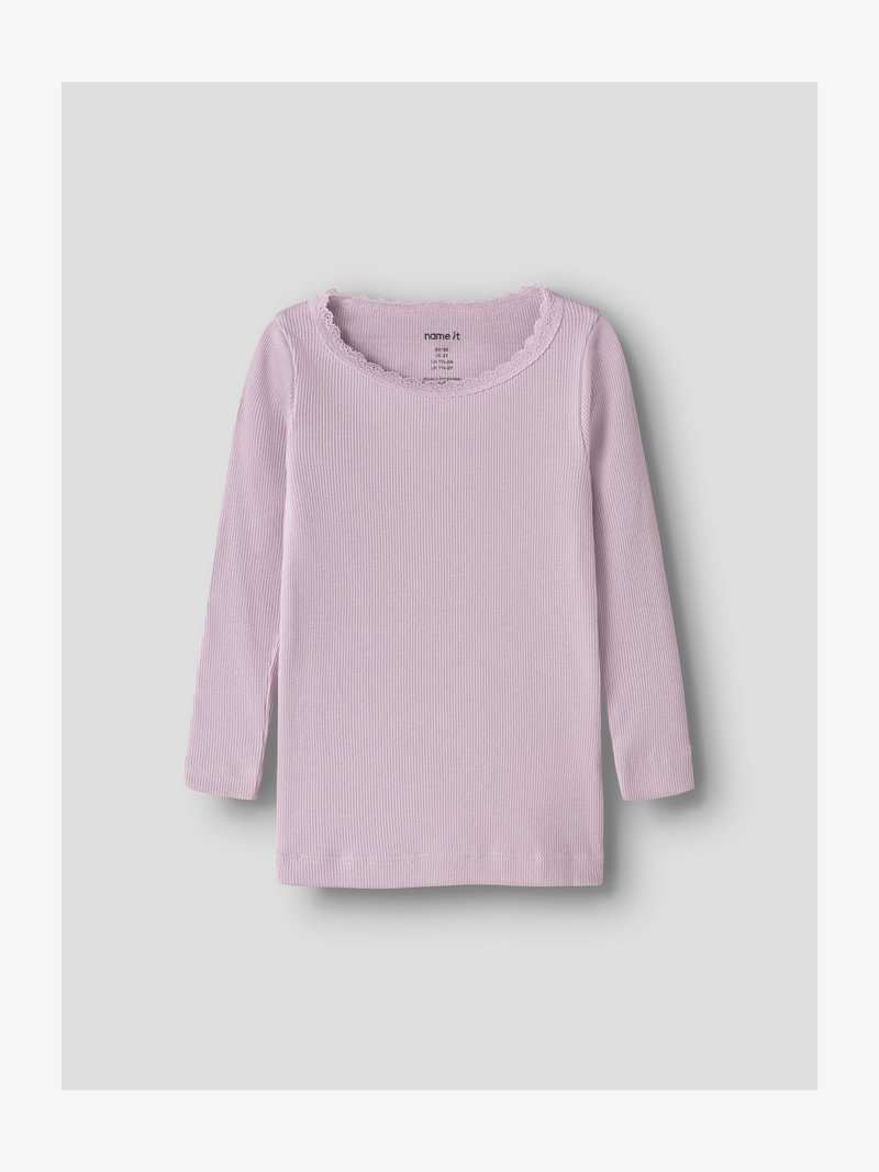 Ilgas rankovėmis įliemenuotas megztinis šviesiai rožinės spalvos su banguotu iškirptės kraštu. Minkšta tekstūra, prigludęs siluetas, be matomų raštų ar akcentų.