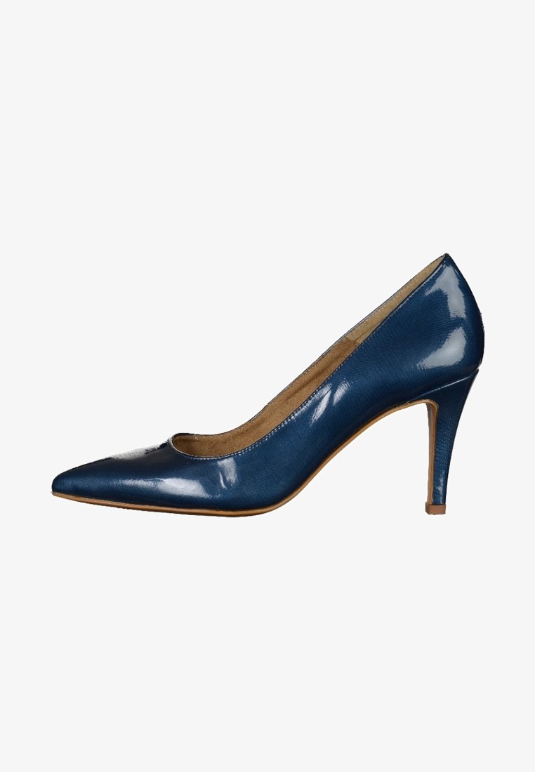 Escarpin bleu marine brillant à talon haut avec bout pointu et talon moyen fin, présenté de profil sur fond blanc.