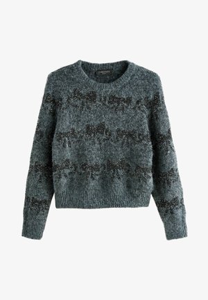 Grauer gestrickter Pullover mit einer flauschigen Textur, verziert mit schwarzen Schleifenmustern und Perlen entlang des Körpers und der Ärmel. Rundhalsausschnitt.