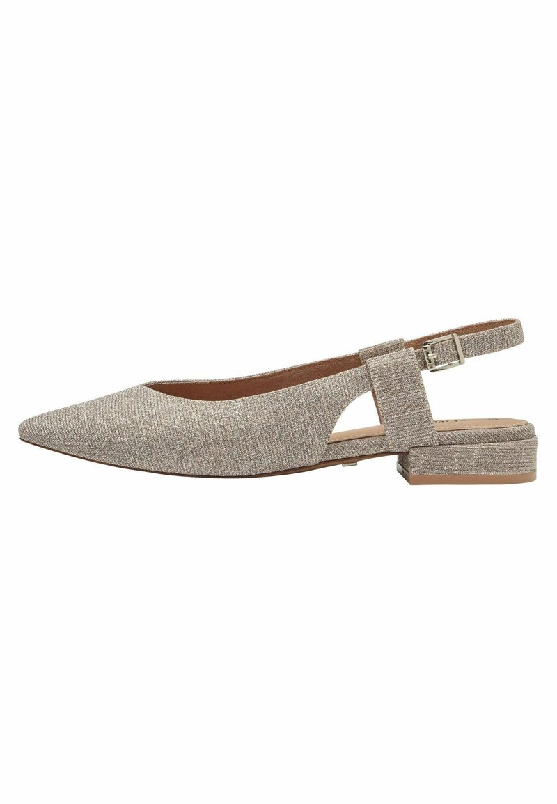 Ballerines beiges à talon bas, avec un bout pointu, une tige en tissu texturé, un petit talon bloc et une bride à boucle réglable à la cheville.