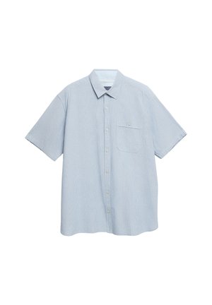 Jasnoniebieska koszula z krótkim rękawem, kołnierzykiem i pojedynczą kieszenią na piersi na białym tle.