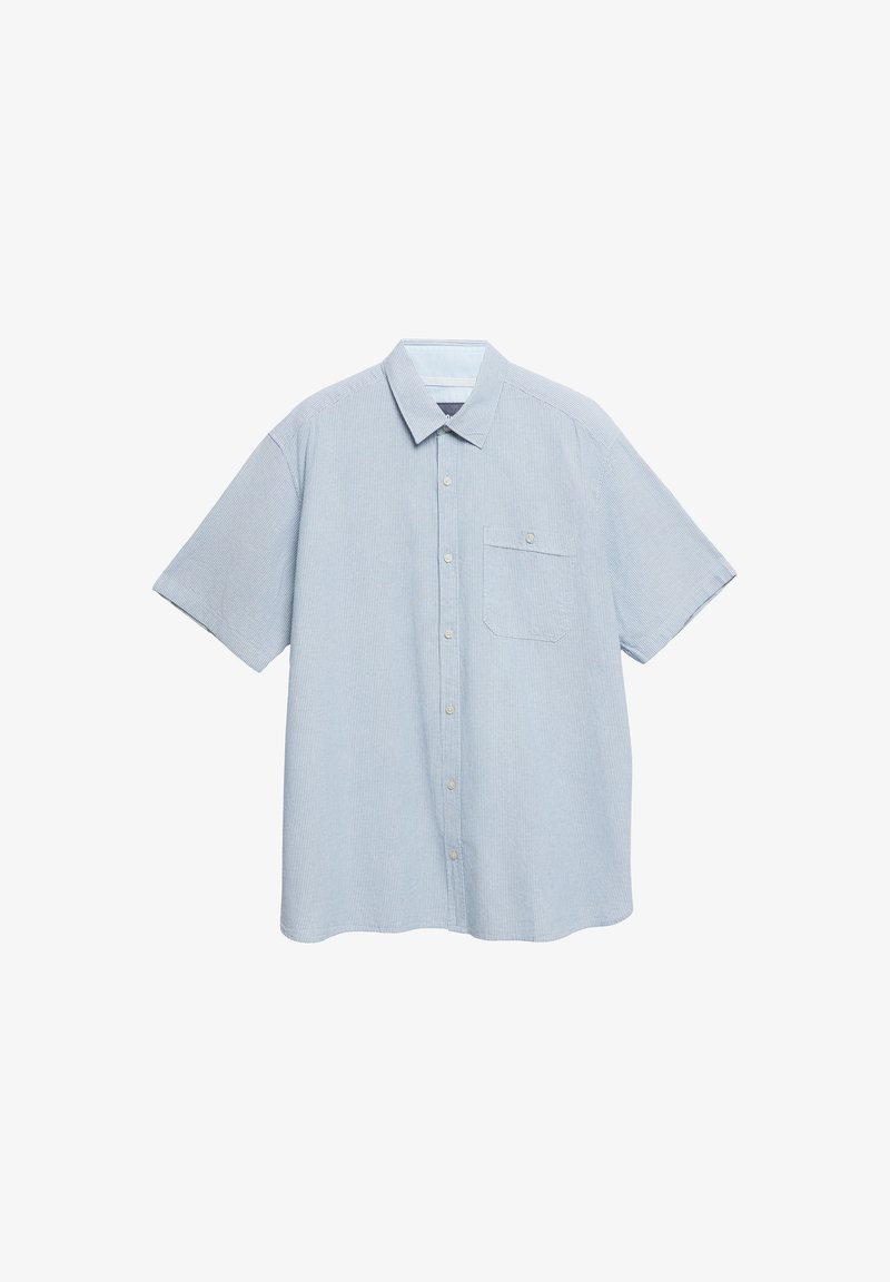 Chemise bleu clair à manches courtes avec col et une poche poitrine unique sur fond blanc.