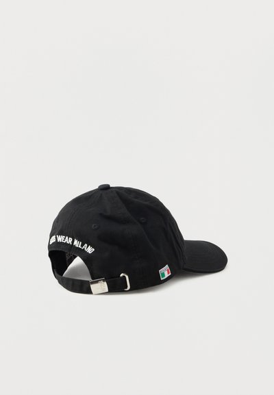 Fekete pamut baseball sapka ívelt szélekkel, állítható pánttal, hímezett szöveggel: "SUGA WEAR MILANO", és kis olasz zászló részlettel.