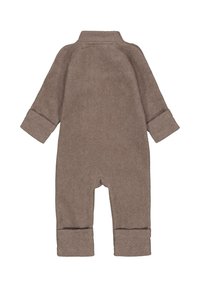 Pruun, pehme kangast kombinesoon pikkade varrukate ja voltidega mansettidega. Omadustega kraega kaelus ja täispikkuses püksid, mis on loodud mugavuseks.