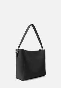 Borsa a spalla in pelle nera con una finitura liscia e texture, forma rettangolare e una singola tracolla con dettagli in metallo argentato.