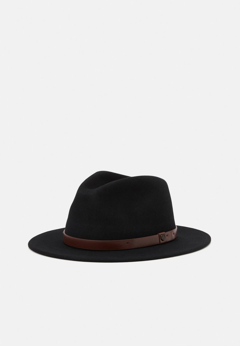 Chapeau fedora en feutre noir à large bord avec une bande en cuir marron et un petit détail de boucle sur un fond gris clair.