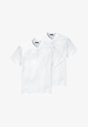 Twee witte katoenen V-hals t-shirts met korte mouwen, met een eenvoudig ontwerp en een gladde textuur. Geen zichtbare patronen of logo's.