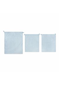 Ensemble de trois sacs à cordon en tissu bleu clair avec de fines rayures blanches. Les sacs varient en taille, présentant un design simple et une texture lisse.