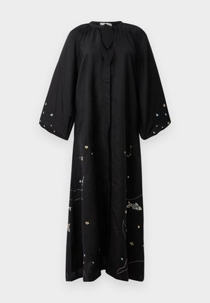 Sort kaftan med høj halsudskæring, flagrende ærmer og broderede motiver af stjerner og fisk i forskellige farver langs kanten og ærmerne.