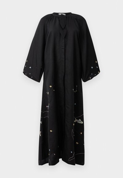 Zwarte kaftan met een hoge halslijn, vloeiende mouwen en geborduurde motieven van sterren en vissen in verschillende kleuren langs de zoom en de mouwen.