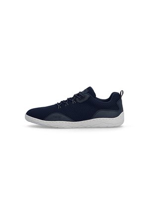 Schwarzer Mesh-Low-Top-Sneaker mit schwarzen Schnürsenkeln und weißer Gummisohle, Seitenansicht zeigt strukturierte Sohle und Zuglasche an der Ferse.