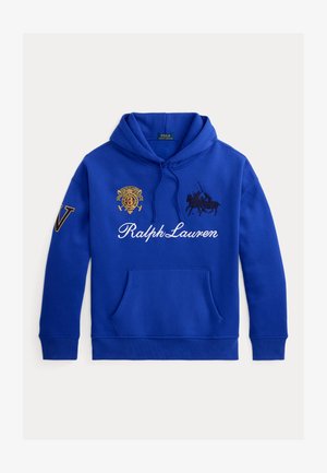 Niebieska bluza z kapturem z przednią kieszenią, sznurkami, haftowanym logo Polo Ralph Lauren, herbem oraz napisem "Ralph Lauren" na piersi.