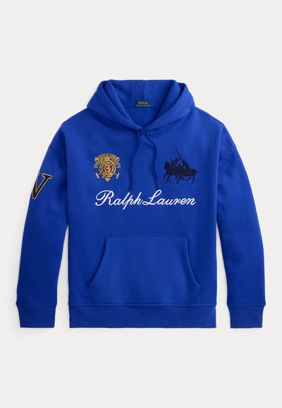Sweat à capuche bleu avec poche avant, cordons, logo Polo Ralph Lauren brodé, écusson et inscription "Ralph Lauren" sur la poitrine.