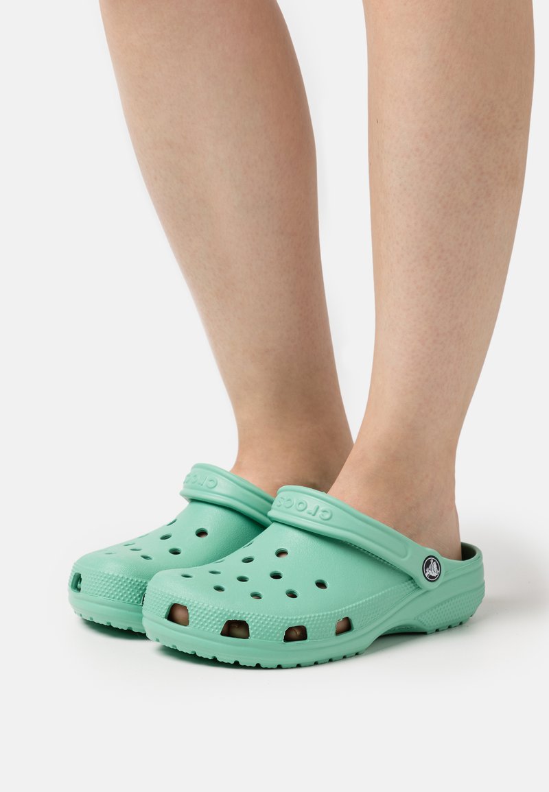 Crocs - CLASSIC - Pantolette flach - mint, Vergrößern