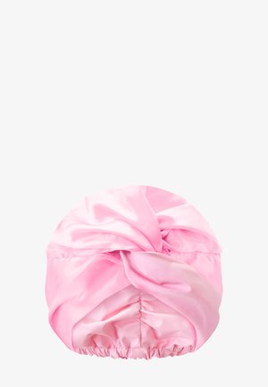 Turban en satin rose doux avec un détail de nœud torsadé à l'avant et une bande arrière élastiquée pour un maintien sûr.