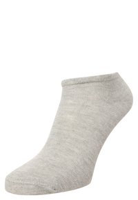 Grå ankelstrumpa gjord av ett mjukt, strukturerat material. Har en rund tå och en minimal elastisk mudd. Inga mönster eller detaljer.