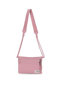 Sac bandoulière rose en tissu texturé, avec un compartiment zippé et deux poches avant supplémentaires, ainsi qu'une bandoulière réglable.