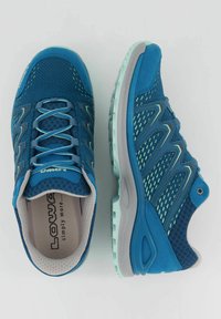 Blaue Sportschuhe mit einem Obermaterial aus Netzgewebe und kontrastierenden strukturierten Akzenten. Mit hellgrünen Details an den Seiten und einer strapazierfähigen grauen Sohle.