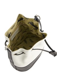 Czarna i biała torba typu bucket wykonana z fakturowanej skóry, z beżowym wnętrzem z powtarzającym się nadrukiem logo oraz czarnymi sznurkami zamykającymi.