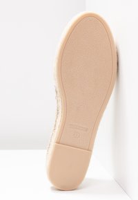 Semelle de chaussure beige avec dessous texturé, taille 37, et nom de marque "Parfois" embossé près du talon, présenté sur fond blanc.