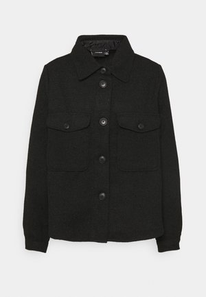 Veste noir texturée boutonnée avec col, manches longues et deux poches à rabat à l'avant, présentée sur un fond blanc.