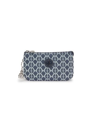 Borsa con zip di colore blu navy con motivo geometrico azzurro chiaro, dotata di un logo circolare e accessori decorativi in argento. Realizzata in tessuto resistente.