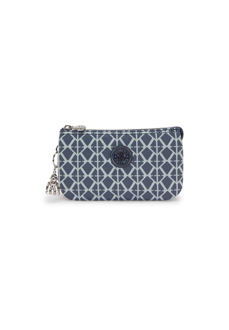 Marinekleurige ritsetui met een lichtblauw geometrisch patroon, voorzien van een cirkelvormig logo en decoratieve zilverkleurige hardware. Gemaakt van stevig fabric.