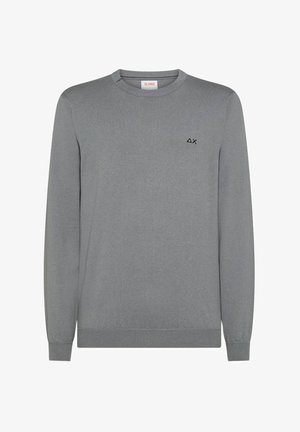 Maglione grigio a maniche lunghe con scollo tondo, polsini e orlo a coste. Presenta un piccolo logo nero sul lato sinistro del petto. Tessuto a maglia morbido.