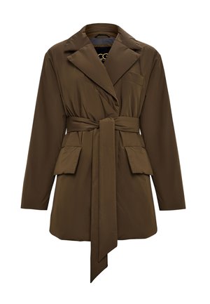 Bruine belted coat met een kraagnek, lange mouwen, zakdetails en een gladde, lichte stof.