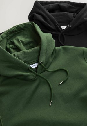 Twee hoodies: een in donkergroen met verstelbare trekkoorden en metalen punten, en de andere in effen zwart met een vergelijkbaar ontwerp.