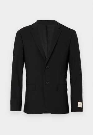 Juodas švarkas su vieno sagos dizainu, dviem priekinėmis sagomis, kišenėmis su atvartais ir kairiąja krūtinės kišene. Lygus audinys ir notch apykaklės.