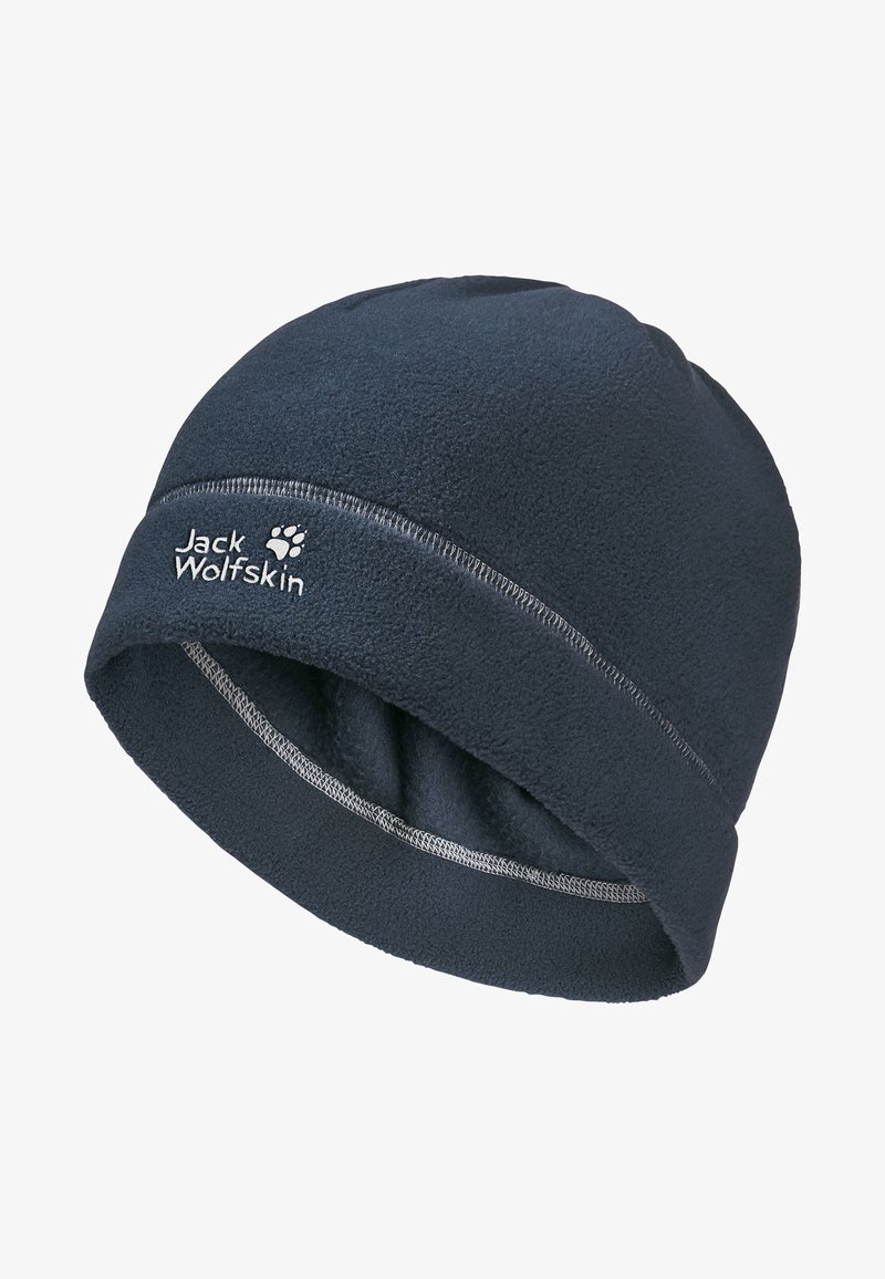 Fleece beanie in donkerblauw met lichtgrijze stiksels en een wit logo. Ontworpen voor warmte, met een gladde textuur en een aansluitende pasvorm.