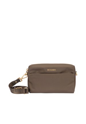Bolso bandolera compacto marrón con logo BOGNER dorado, bolsillo frontal y correa de tela ajustable con herrajes dorados.