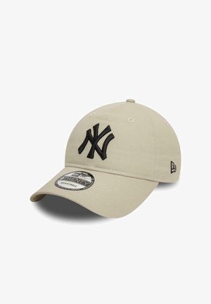 Beige Kappe mit gebogenem Schirm und gesticktem schwarzen NY-Logo. Verfügt über einen verstellbaren Riemen und ein Markenetikett auf der Unterseite des Schirms.
