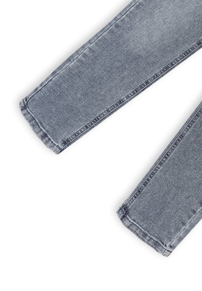 Jeans in denim blu chiaro con un design a gamba dritta, caratterizzati da un leggero sbiadimento, orli rifiniti e cuciture tradizionali lungo le cuciture.