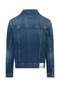 Dunkelblaue Jeansjacke mit langen Ärmeln, geknöpften Manschetten und einem kleinen weißen Etikett mit der Aufschrift "Brax" nahe dem unteren Saum auf der Rückseite rechts.