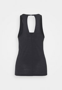 Czarny bezrękawnik z siateczkową teksturą, głębokim wycięciem na plecach i dopasowanym krojem, idealny do aktywności fizycznej.