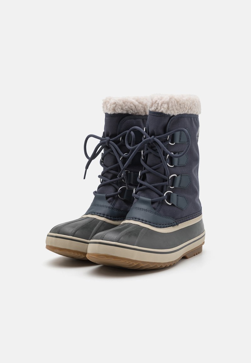Wodoodporne, granatowe buty z futerkiem, z zapięciem na sznurowadła, gumową podeszwą i wzmocnionym czubkiem. Posiadają teksturowaną powierzchnię.