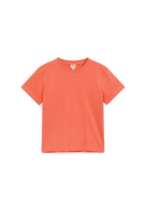 Koralorange kortærmet T-shirt i bomuld med rund hals, lagt fladt på hvid baggrund.