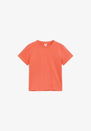 Koralorange kortærmet T-shirt i bomuld med rund hals, lagt fladt på hvid baggrund.