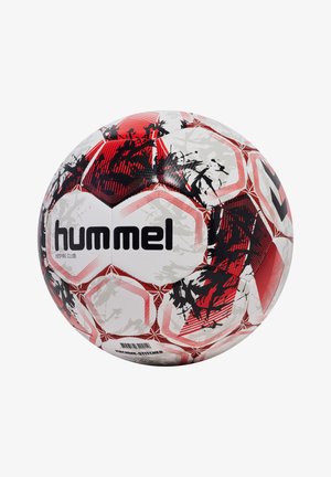 Witte voetbal met een rood-zwart abstract ontwerp en zeshoekige panelen, met het "hummel" logo en de tekst "INSPIRE CLUB".